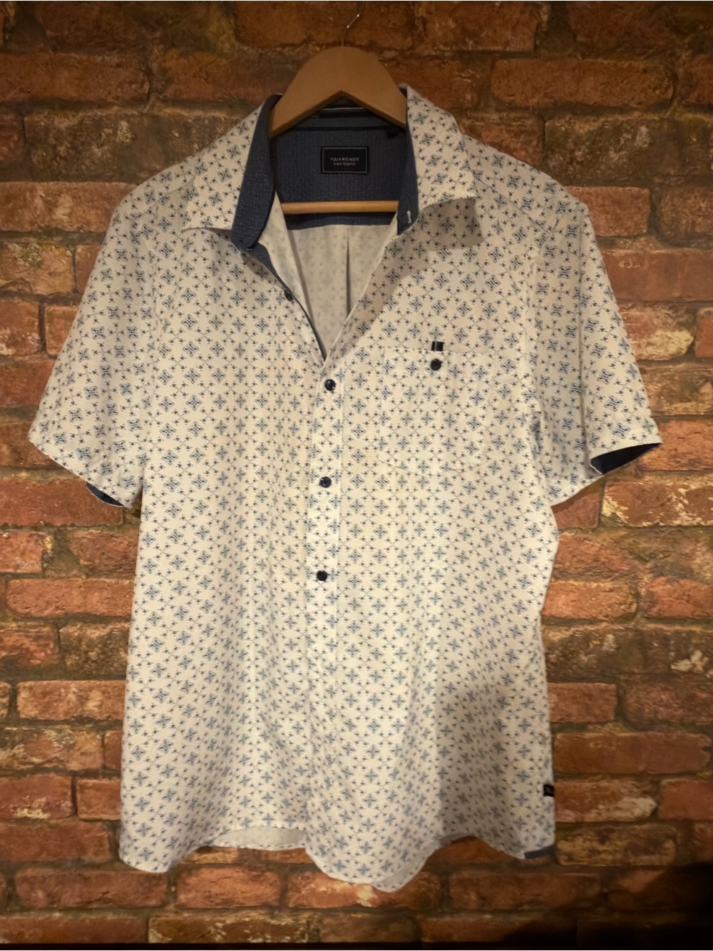 7 Diamonds White Short-Sleeve Button-Down with Blue Floral Print